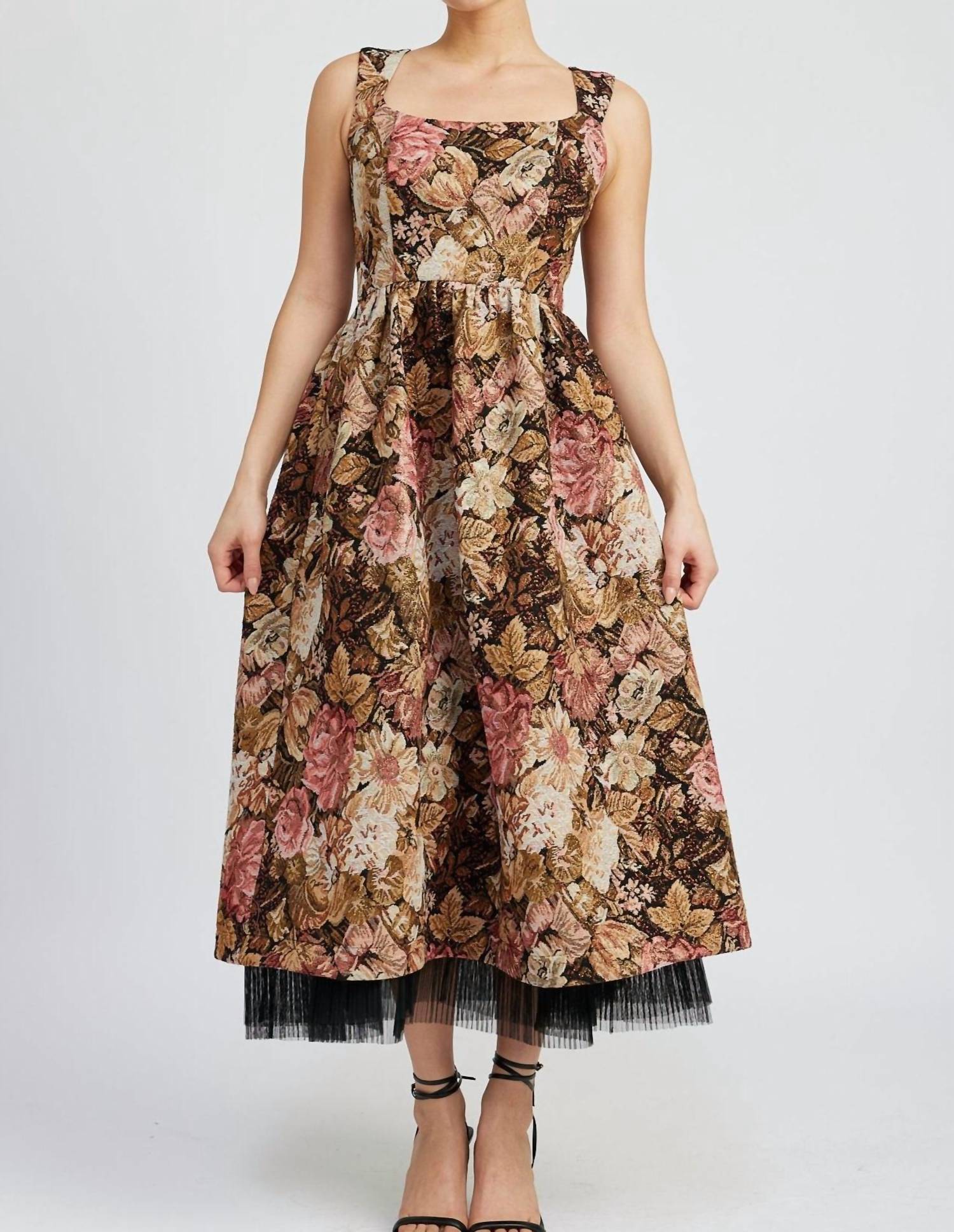 Розовое корсетное платье с парчовым узором в мультиколоре En Saison
Розовое корсетное платье с парчовым узором в мультиколоре En Saison