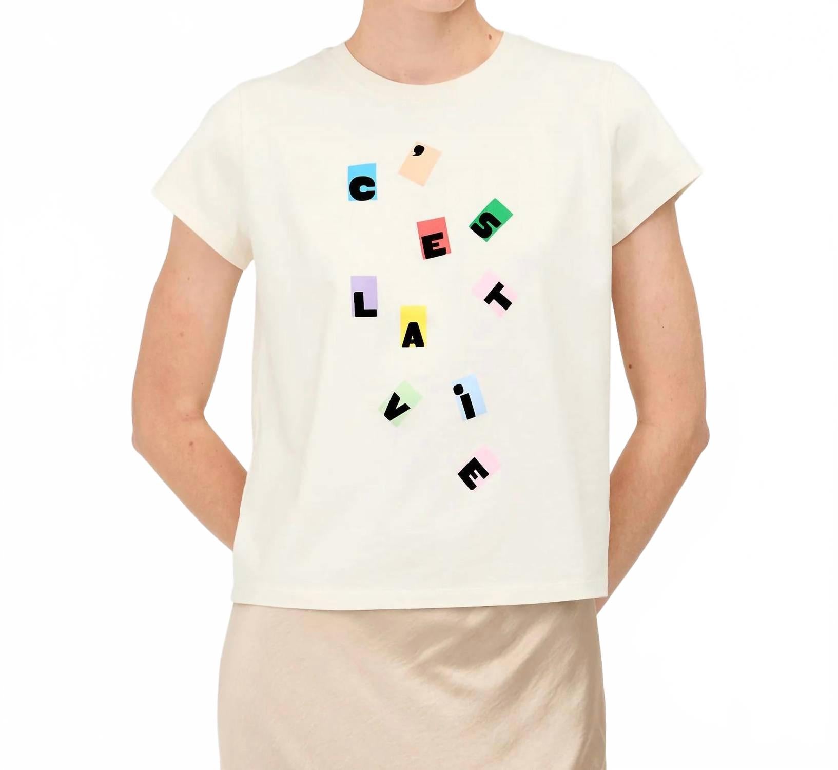 Clare V. Классическая футболка C'est La Vie в кремовом и разноцветном цвете
Clare V. Классическая футболка C'est La Vie в кремовом и разноцветном цвете