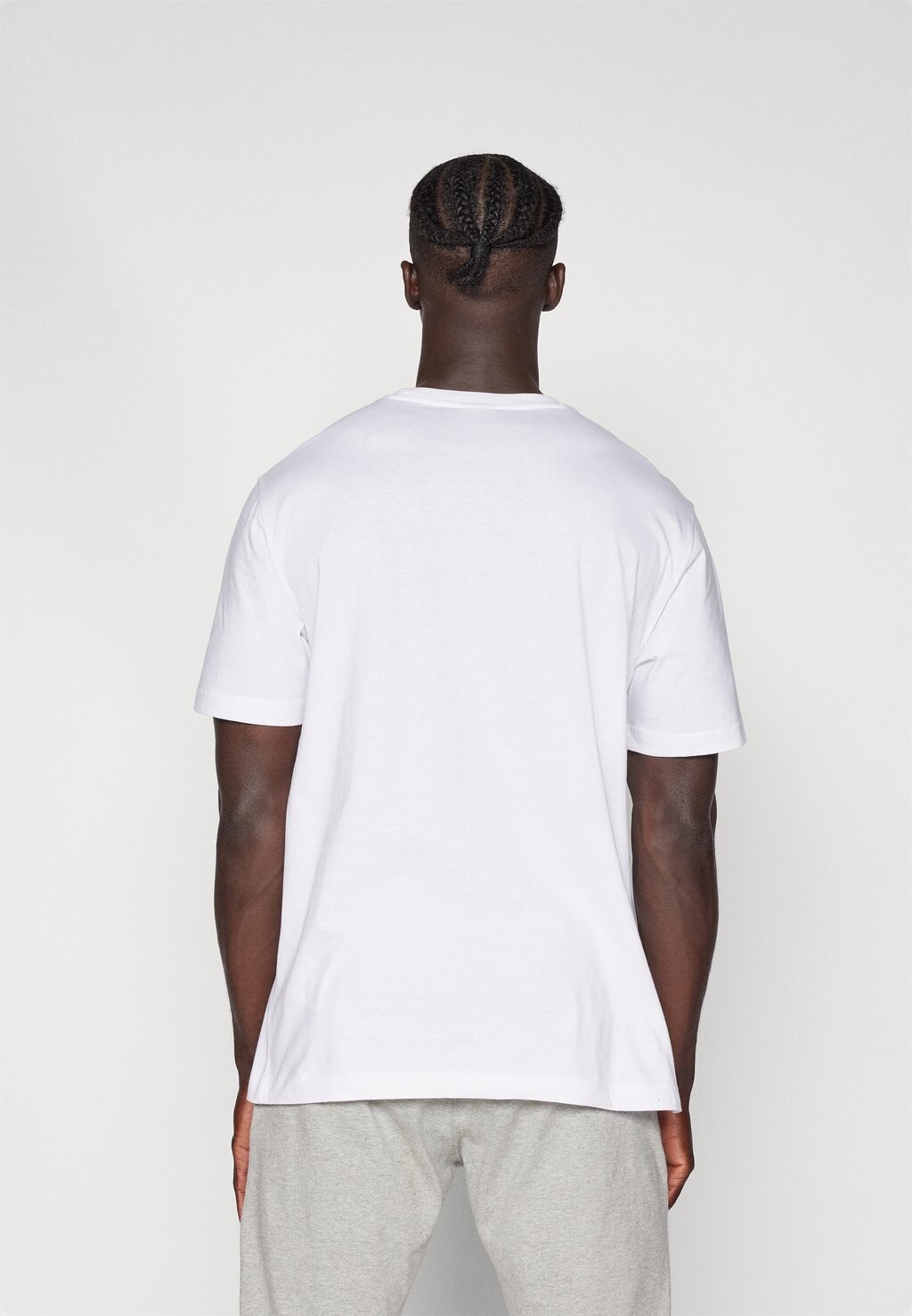 Базовая футболка ICONS CREWNECK SMALL LOGO Champion, белый
Базовая футболка ICONS CREWNECK SMALL LOGO Champion, белый