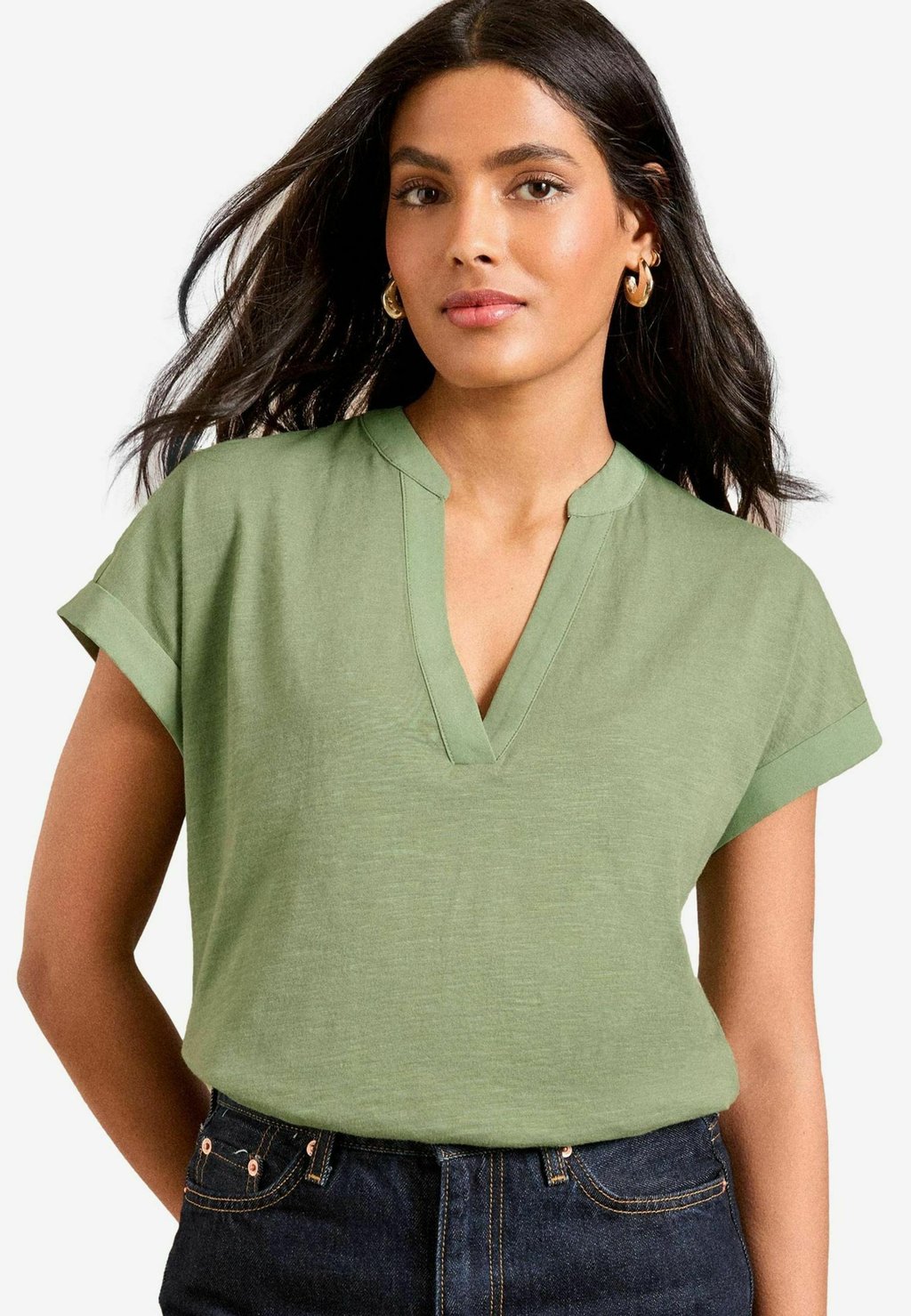 Базовая футболка V-NECK Love & Roses, зеленый
Базовая футболка V-NECK Love & Roses, зеленый