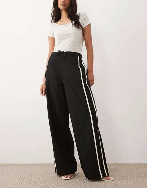 Черные прямые брюки с завязкой на талии и полосками по бокам Mango
Черные прямые брюки с завязкой на талии и полосками по бокам Mango