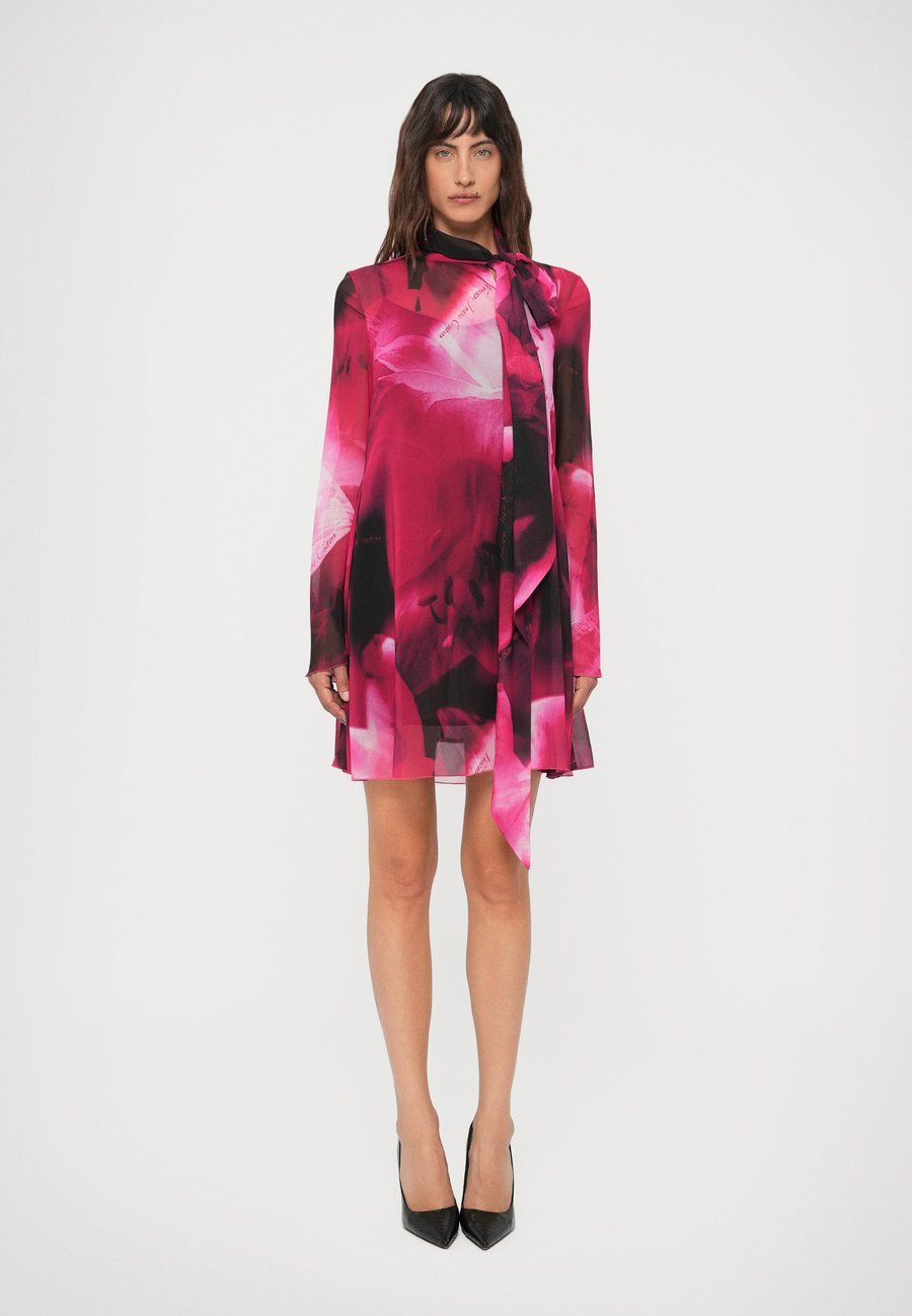 Платье Versace Jeans Couture TIE NECK MINI, Rosa/Pink
Платье Versace Jeans Couture TIE NECK MINI, Rosa/Pink