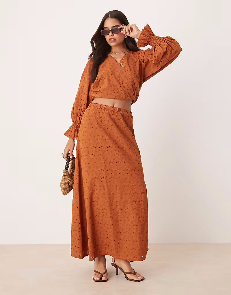 Длинная юбка ASOS DESIGN премиум-класса с заниженной талией, коричневого цвета
Длинная юбка ASOS DESIGN премиум-класса с заниженной талией, коричневого цвета