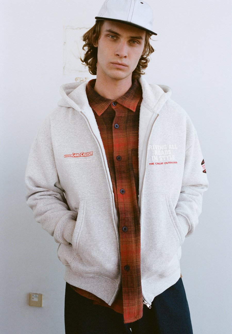 Толстовка PULL&BEAR Zip-up sweatshirt, Light Grey
Толстовка PULL&BEAR Zip-up sweatshirt, Light Grey