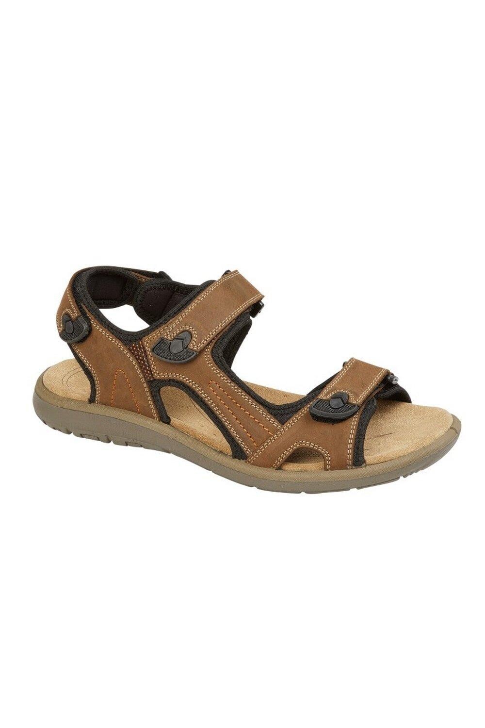 Кожаные спортивные сандалии с тройным ремешком и сенсорной застежкой Roamers, коричневый 
Кожаные спортивные сандалии с тройным ремешком и сенсорной застежкой Roamers, коричневый