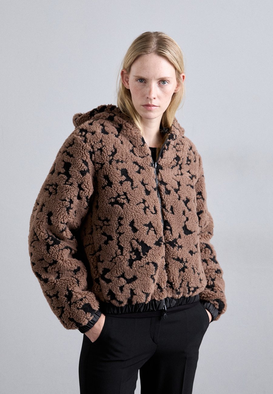 Флисовая куртка EA7 Emporio Armani JACKET, Fancy Brownie/Brown
Флисовая куртка EA7 Emporio Armani JACKET, Fancy Brownie/Brown