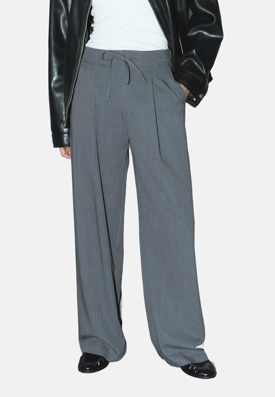 Брюки Stradivarius Trousers, Grey
Брюки Stradivarius Trousers, Grey