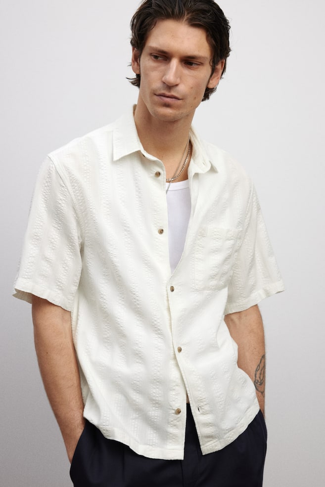 Рубашка с короткими рукавами и структурой, прямого кроя. H&M, бежевый
Рубашка с короткими рукавами и структурой, прямого кроя. H&M, бежевый