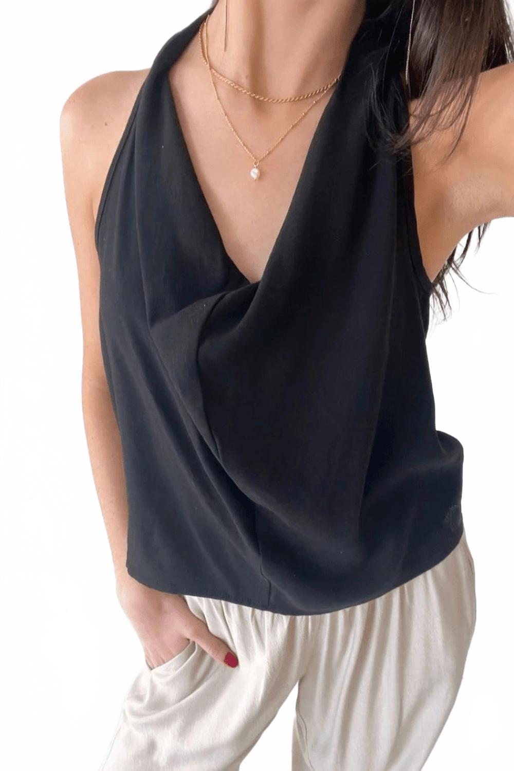 Раскованный топ с капюшоном черный Natalie Busby
Раскованный топ с капюшоном черный Natalie Busby