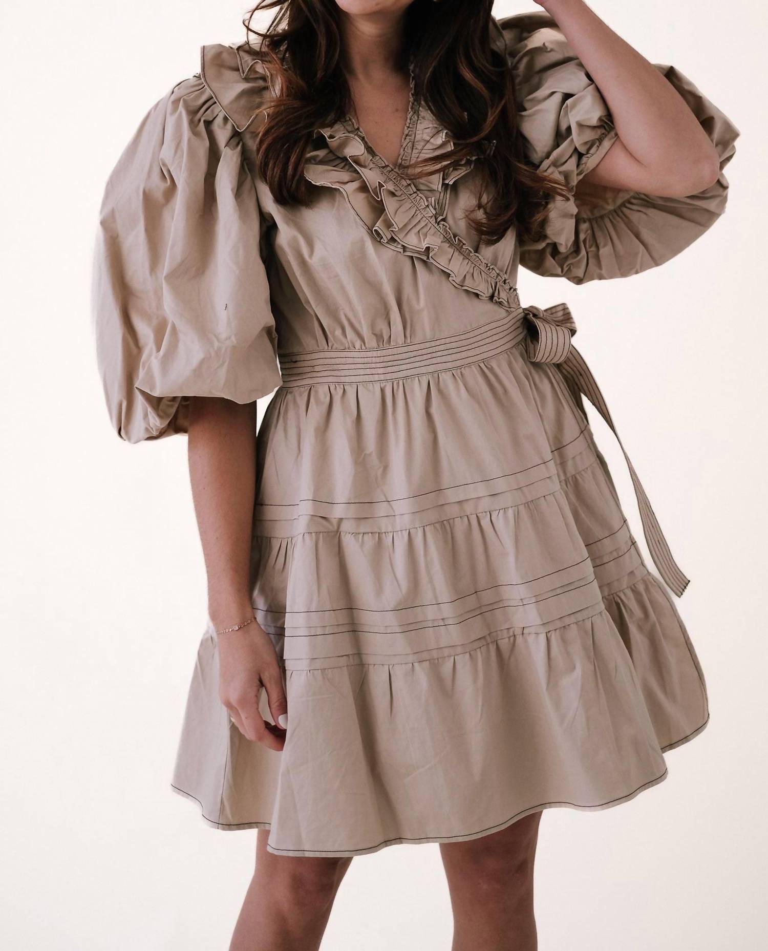 Табита мини-платье с контрастной строчкой и запахом в кремовом цвете Sofie the Label
Табита мини-платье с контрастной строчкой и запахом в кремовом цвете Sofie the Label