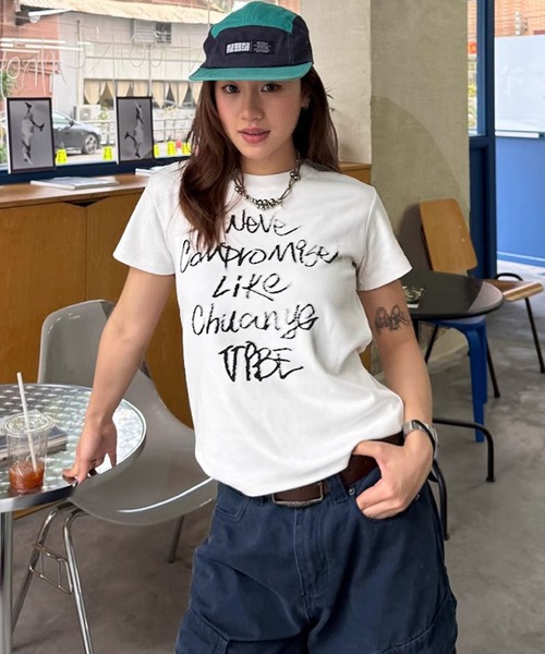 MEMECLE Футболка укороченная с логотипом и надписью, MEMCLE, белый
MEMECLE Футболка укороченная с логотипом и надписью, MEMCLE, белый