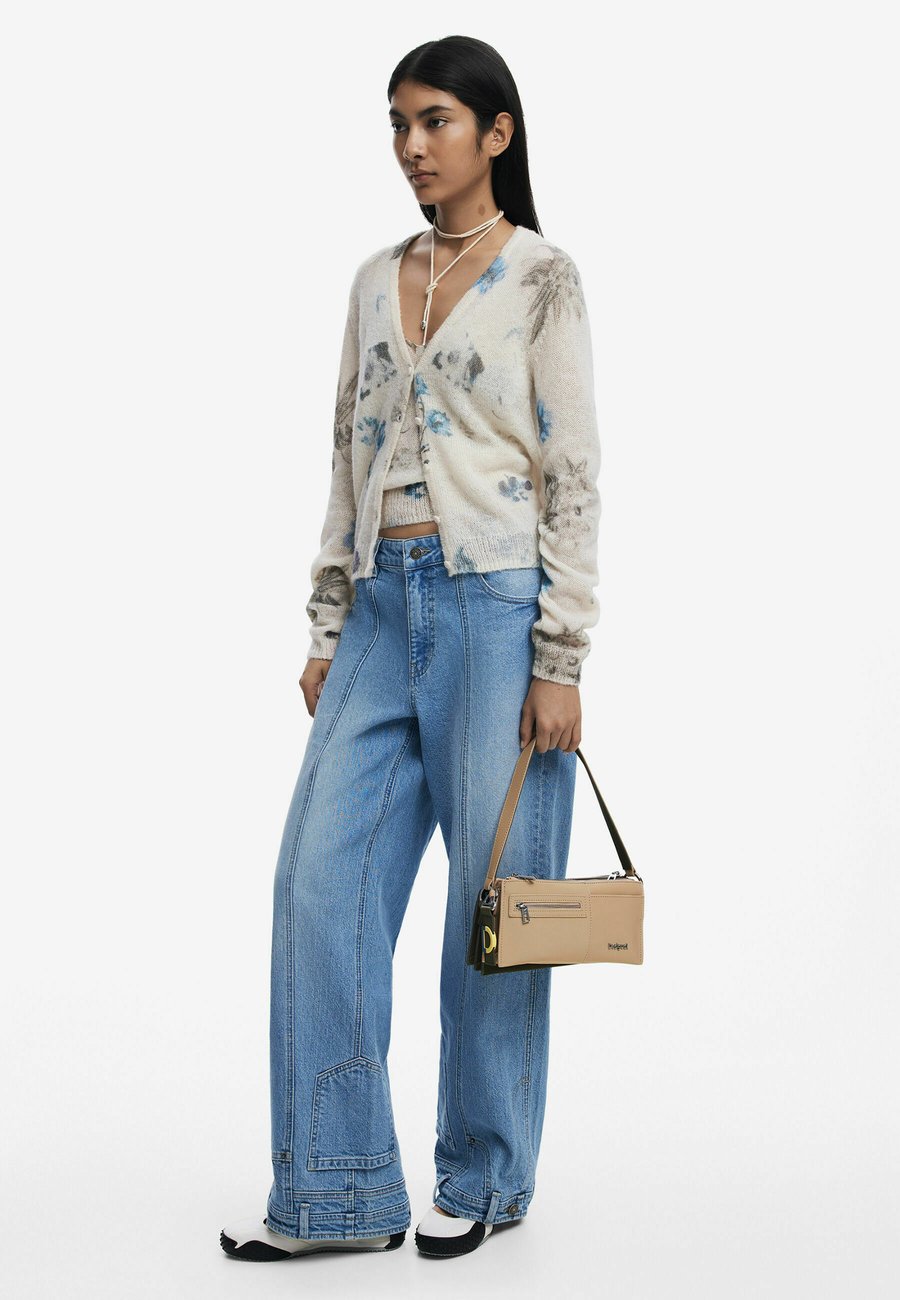 Сумка Desigual SMALL TWO-TONE CONVERTIBLE , Brown/Light Brown
Сумка Desigual SMALL TWO-TONE CONVERTIBLE , Brown/Light Brown