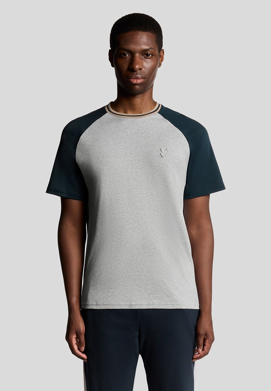 Футболка Lyle & Scott SS INTERLOCK CONTRAST RAGLAN, Anthracite
Футболка Lyle & Scott SS INTERLOCK CONTRAST RAGLAN, Anthracite