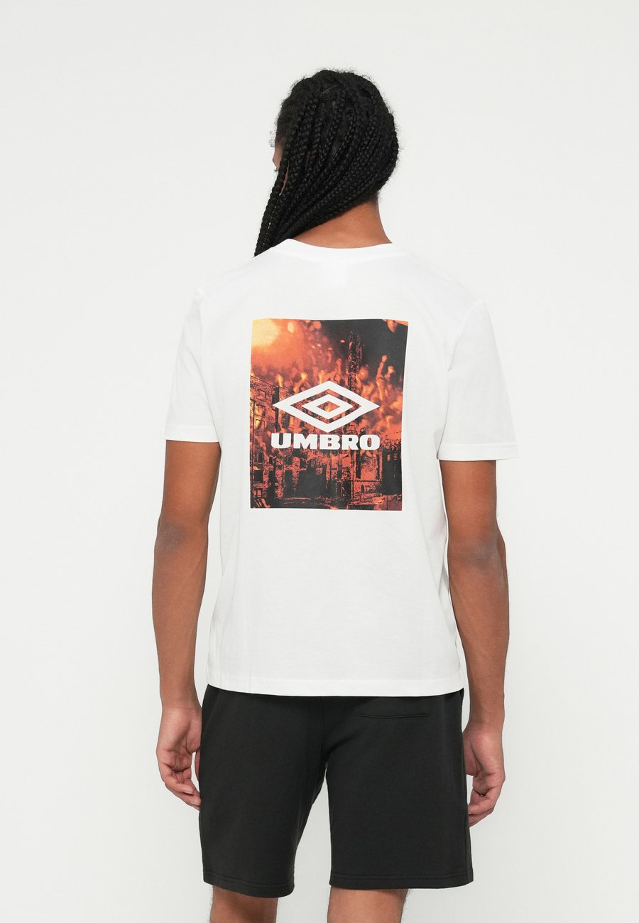 Футболка Umbro INDUSTRY GRAPHIC TEE, Brilliant White/White, Белый, Футболка Umbro INDUSTRY GRAPHIC TEE, Brilliant White/White
Футболка Umbro INDUSTRY GRAPHIC TEE, Brilliant White/White, Белый, Футболка Umbro INDUSTRY GRAPHIC TEE, Brilliant White/White