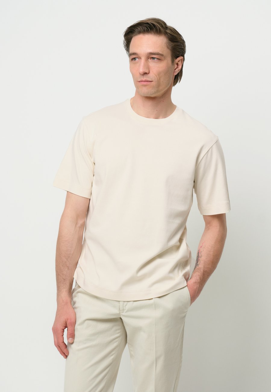 Футболка PROFUOMO SHORT SLEEVE, Off White/Off-White, Белый, Футболка PROFUOMO SHORT SLEEVE, Off White/Off-White
Футболка PROFUOMO SHORT SLEEVE, Off White/Off-White, Белый, Футболка PROFUOMO SHORT SLEEVE, Off White/Off-White