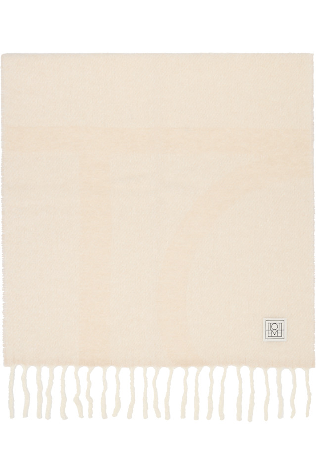 Toteme Шарф Off-White с монограммой и жаккардовым узором
Toteme Шарф Off-White с монограммой и жаккардовым узором