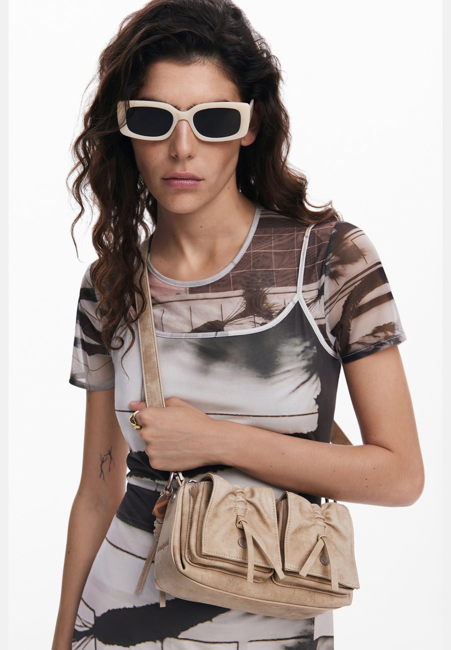 Сумка Desigual Handbag, Beige
Сумка Desigual Handbag, Beige