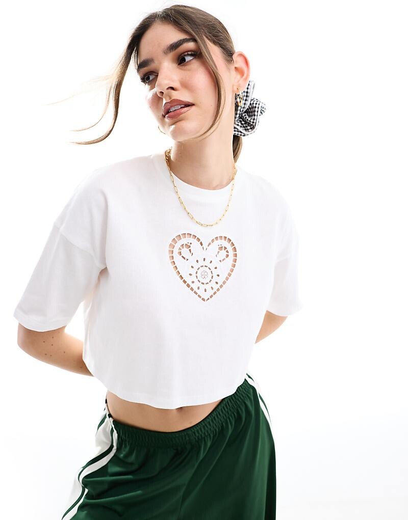 Miss Selfridge 2013 Белая футболка с коротким рукавом и английской вышивкой в виде сердца
Miss Selfridge 2013 Белая футболка с коротким рукавом и английской вышивкой в виде сердца