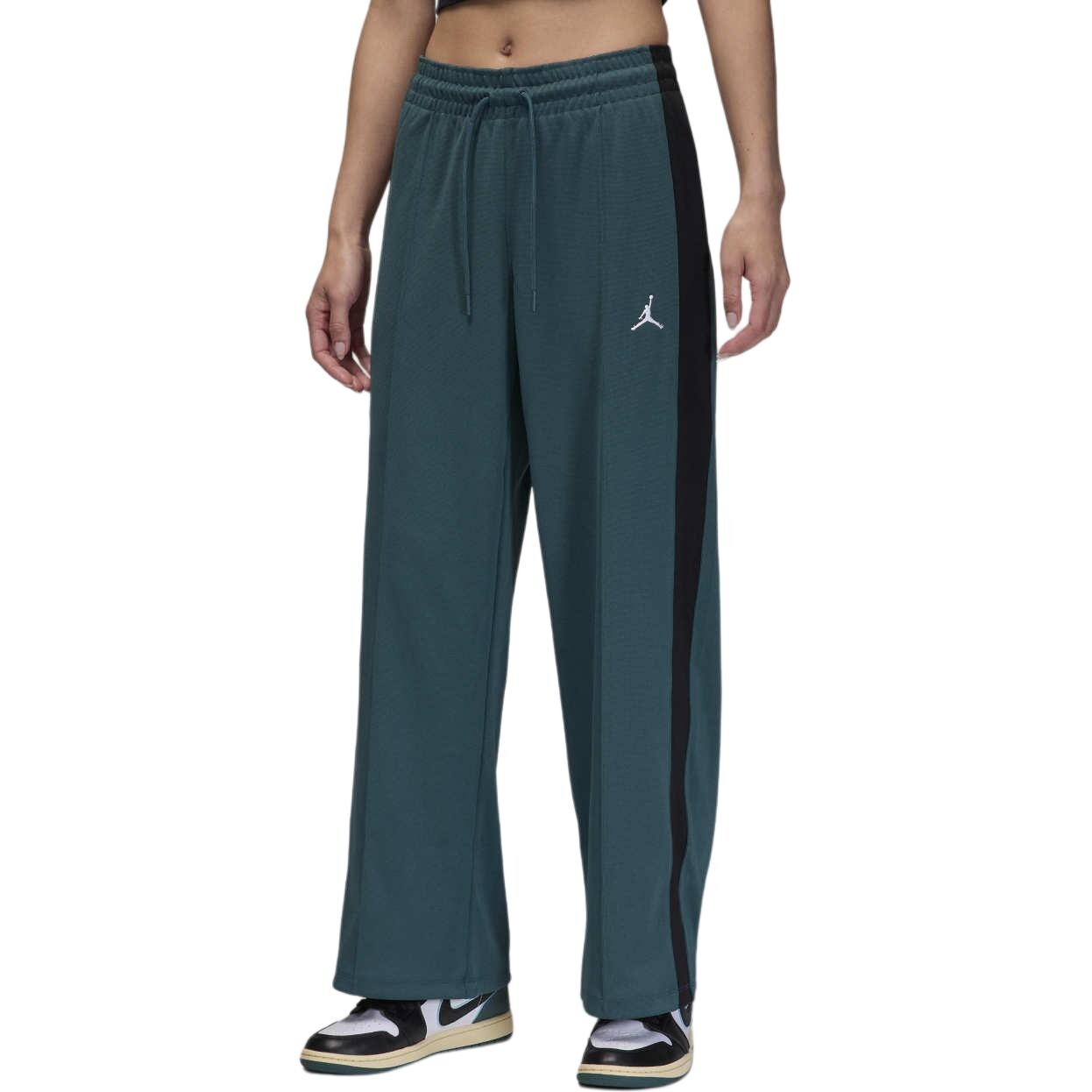 Трикотажные спортивные штаны женские окисленные зеленого/черного/белого цвета Jordan
Трикотажные спортивные штаны женские окисленные зеленого/черного/белого цвета Jordan