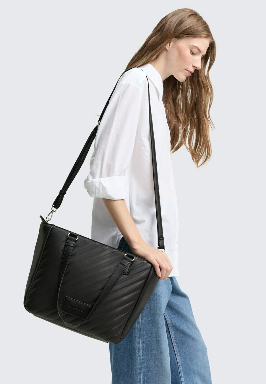 Сумка TOM TAILOR TTMIRELA L SHOPPER MIT WATTIERUNG, Schwarz Black/Black
Сумка TOM TAILOR TTMIRELA L SHOPPER MIT WATTIERUNG, Schwarz Black/Black