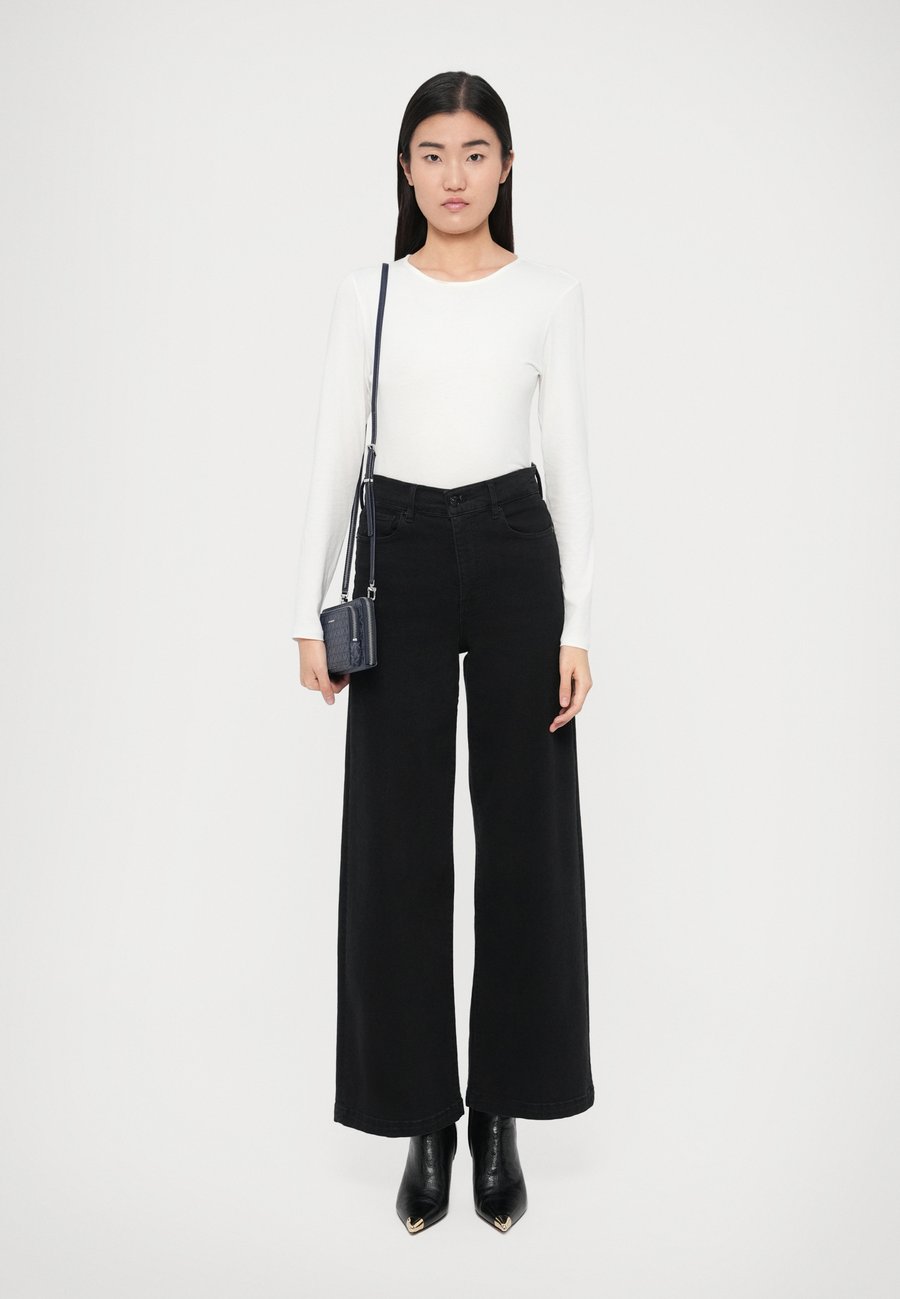 Сумка кросс-боди MICHAEL Michael Kors CONTINENTAL, Blue
Сумка кросс-боди MICHAEL Michael Kors CONTINENTAL, Blue