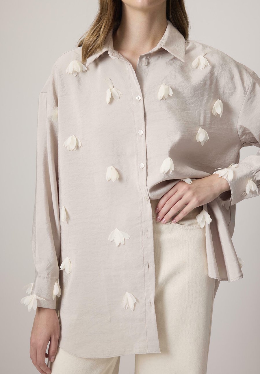 Блуза Touché Privé MESH FLOWER EMBROIDERED, Stone/Tan
Блуза Touché Privé MESH FLOWER EMBROIDERED, Stone/Tan