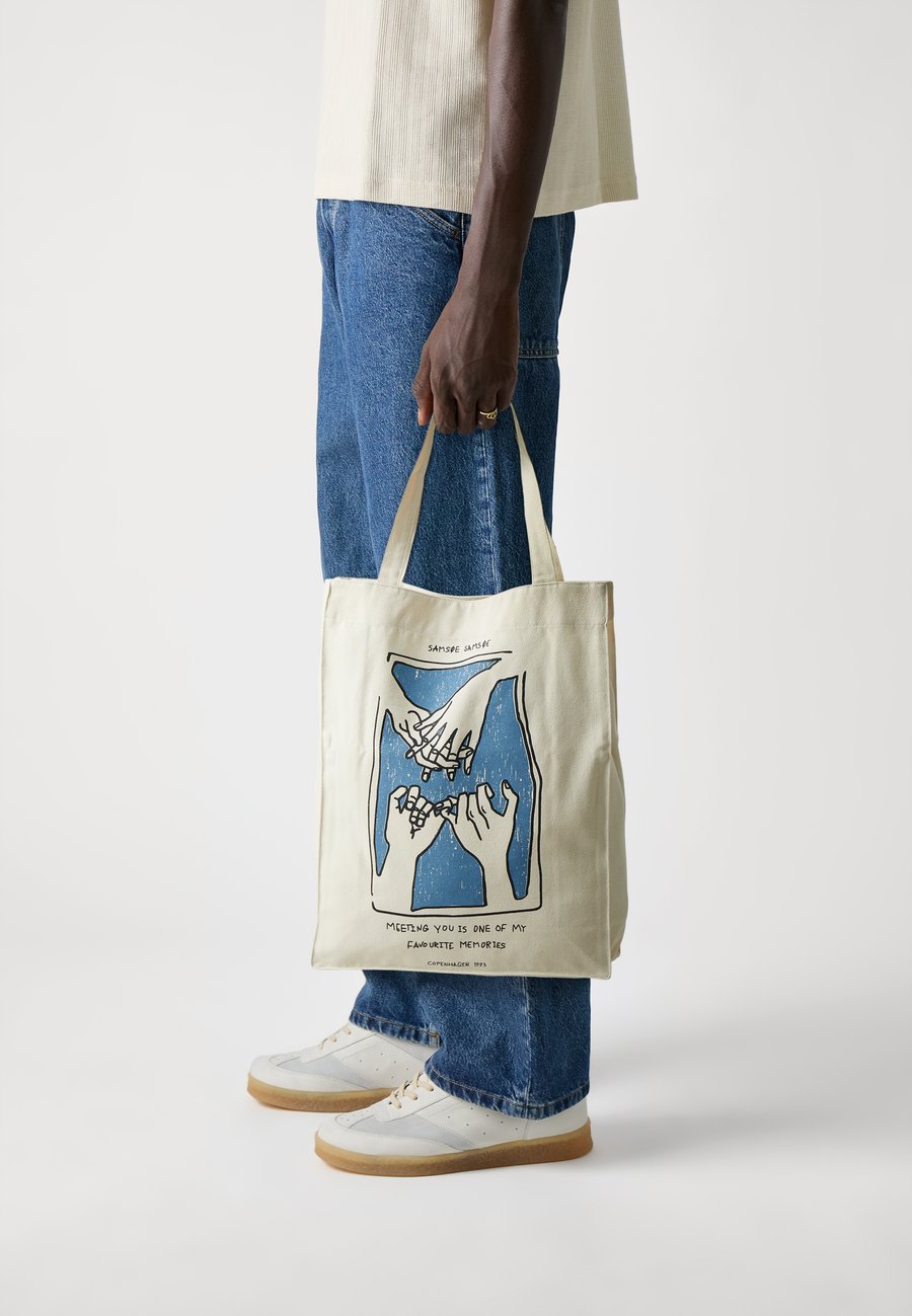 Сумка-шоппер Samsøe Samsøe SAPRINT TOTE BAG UNISEX, Undyed Memories/Off-White
Сумка-шоппер Samsøe Samsøe SAPRINT TOTE BAG UNISEX, Undyed Memories/Off-White