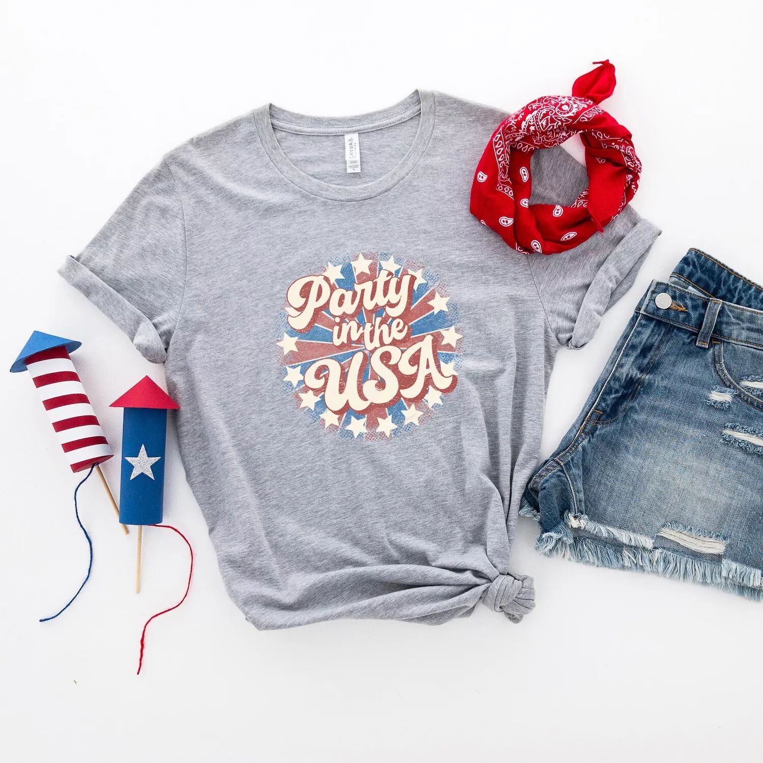 Футболка Party In The USA с короткими рукавами и графическим рисунком Simply Sage Market
Футболка Party In The USA с короткими рукавами и графическим рисунком Simply Sage Market