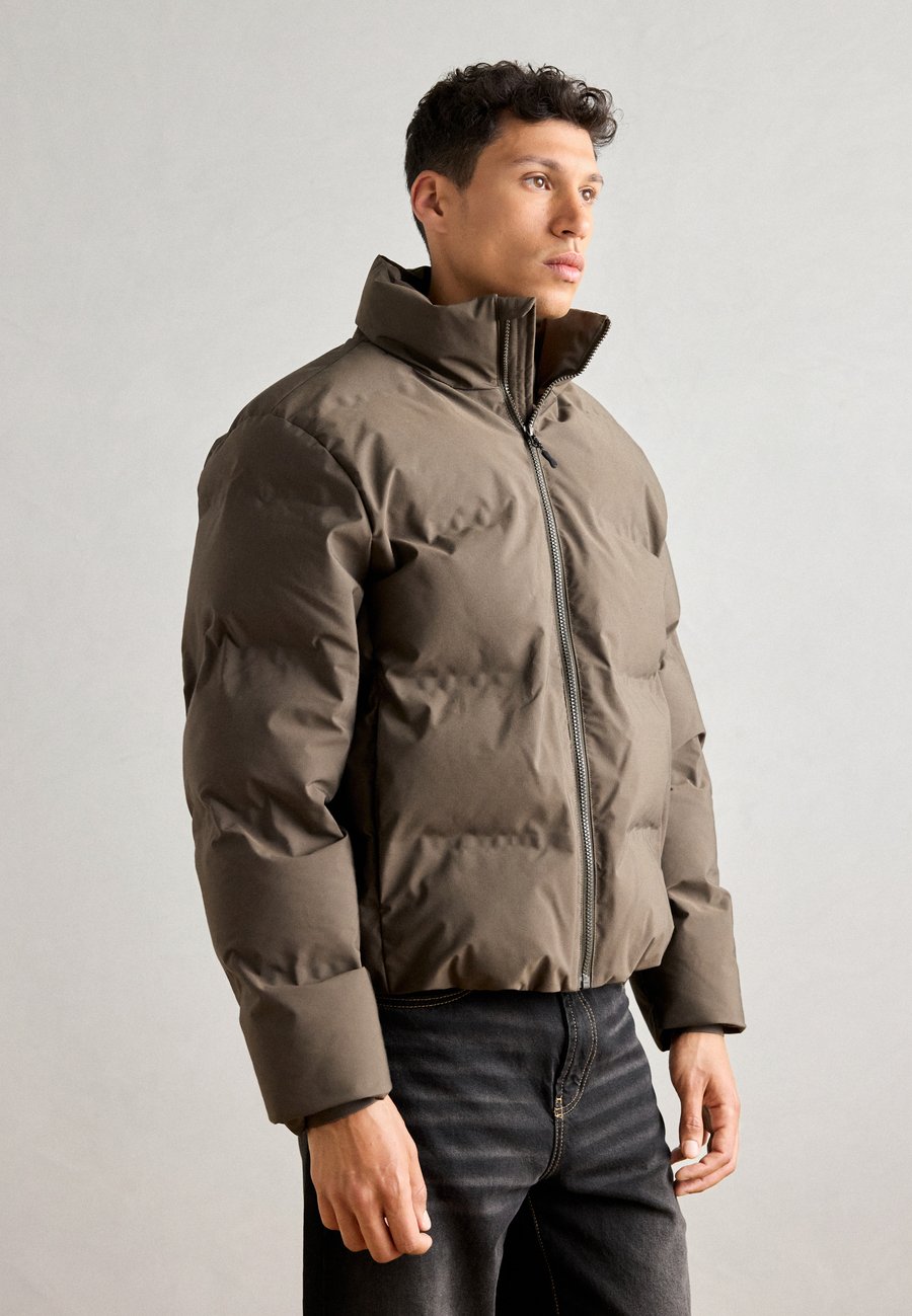 Куртка Lindbergh CROPPED SEAMLESS PUFFER JACKET, Khaki/Dark Green
Куртка Lindbergh CROPPED SEAMLESS PUFFER JACKET, Khaki/Dark Green