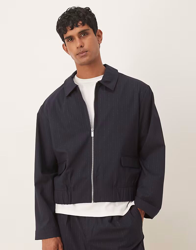 Элегантная куртка в тонкую тёмно-синюю полоску Asos Design
Элегантная куртка в тонкую тёмно-синюю полоску Asos Design