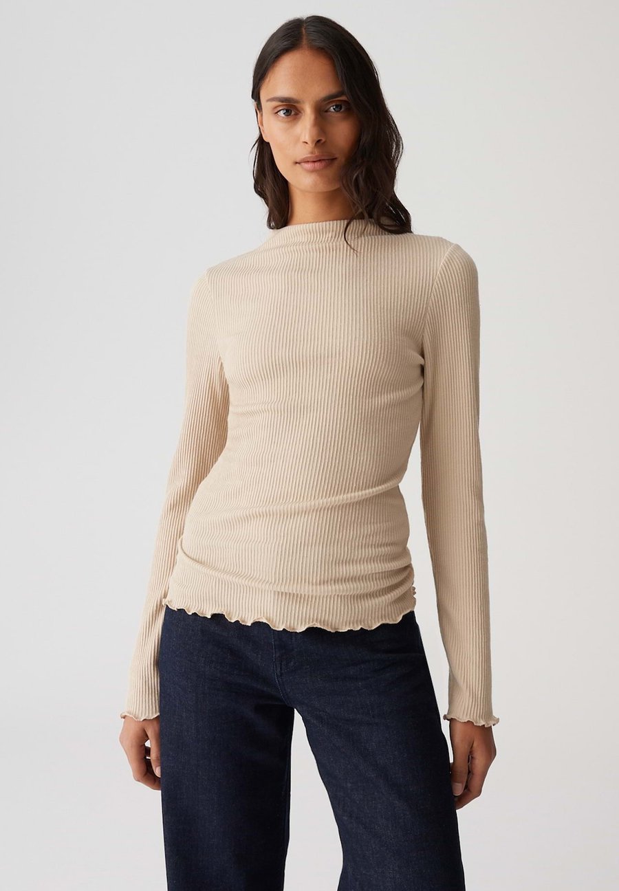 Топ OPUS SLIM FIT RIB FUNNEL NECK, Macadamia/Beige
Топ OPUS SLIM FIT RIB FUNNEL NECK, Macadamia/Beige