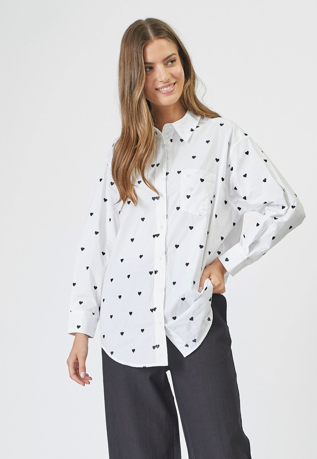 Блузка на пуговицах HEARTCC OVERSIZE SHIRT Co'couture, белый
Блузка на пуговицах HEARTCC OVERSIZE SHIRT Co'couture, белый