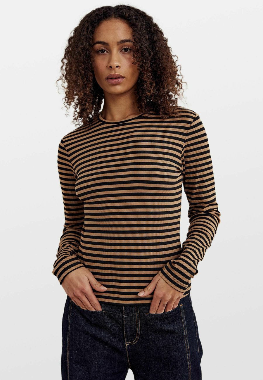 Топ Noella Long sleeved top, Dark Sand Black Stripe/Black
Топ Noella Long sleeved top, Dark Sand Black Stripe/Black