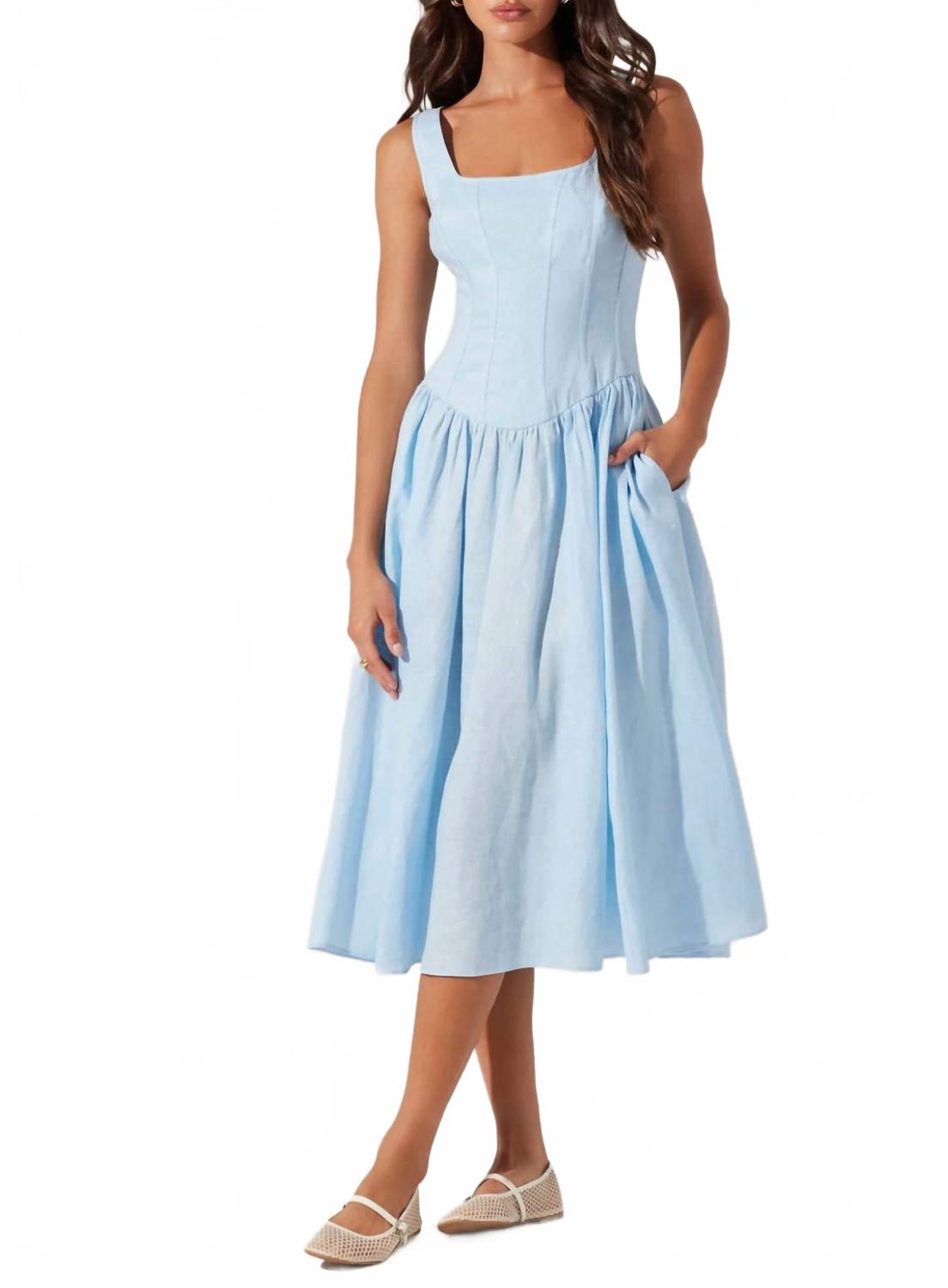 Льняное миди-платье Thierry в синем цвете ASTR
Льняное миди-платье Thierry в синем цвете ASTR