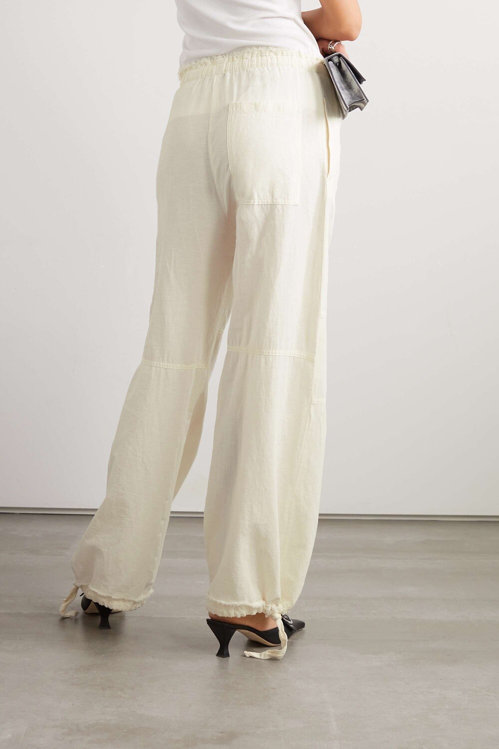 ACNE STUDIOS Широкие брюки из смеси хлопка и льна с бахромой, кремовый
ACNE STUDIOS Широкие брюки из смеси хлопка и льна с бахромой, кремовый