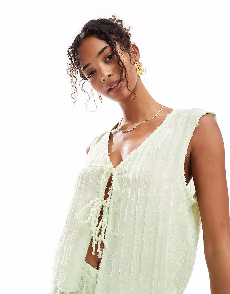 Текстурированный топ без рукавов с завязками спереди, мерцающего зеленого цвета Pieces
Текстурированный топ без рукавов с завязками спереди, мерцающего зеленого цвета Pieces