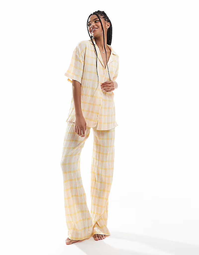 Комплект брюк Loungeable Woven в традиционном стиле с короткими рукавами желтого цвета
Комплект брюк Loungeable Woven в традиционном стиле с короткими рукавами желтого цвета