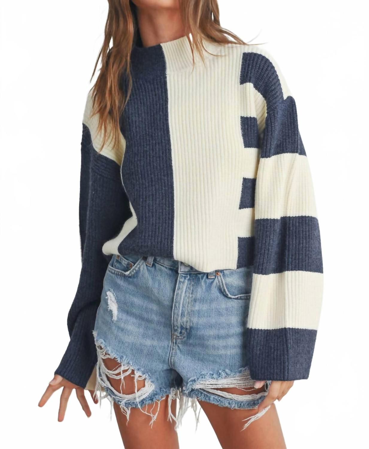 Женский свитер с воротником-стойкой и цветными блоками в цвете темно-синий и слоновая кость Buttermelon
Женский свитер с воротником-стойкой и цветными блоками в цвете темно-синий и слоновая кость Buttermelon