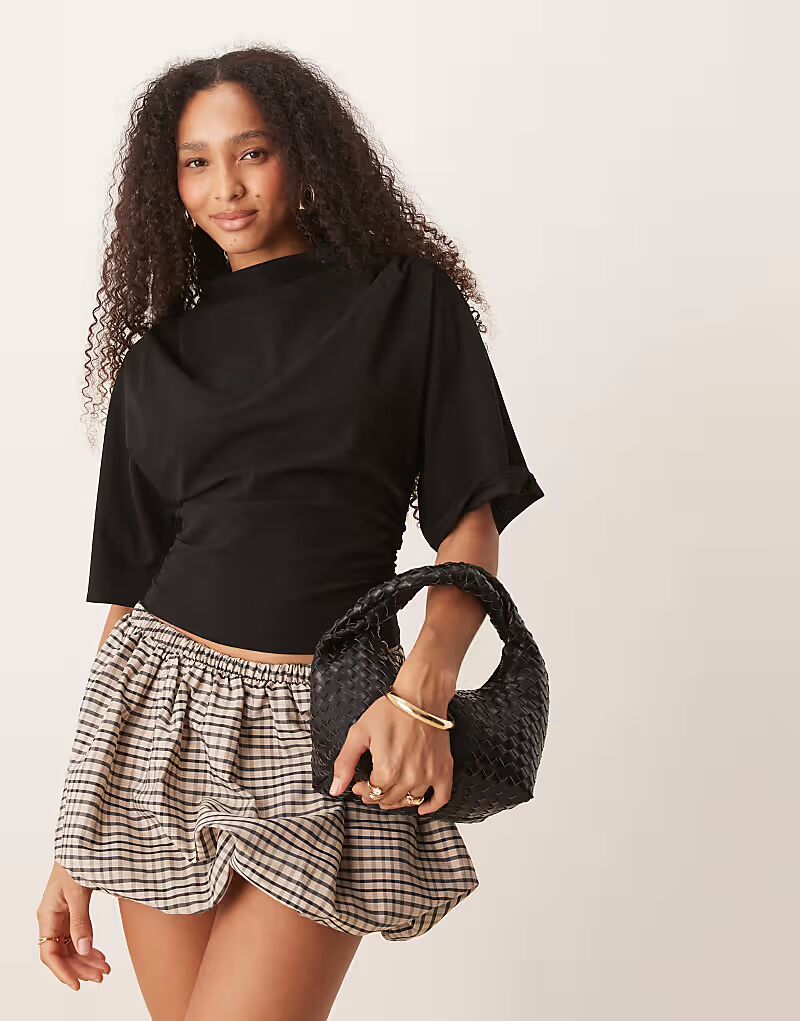 Топ Gina Tricot с короткими рукавами, драпировкой и вырезом-лодочкой, рукавами до локтя, черного цвета
Топ Gina Tricot с короткими рукавами, драпировкой и вырезом-лодочкой, рукавами до локтя, черного цвета