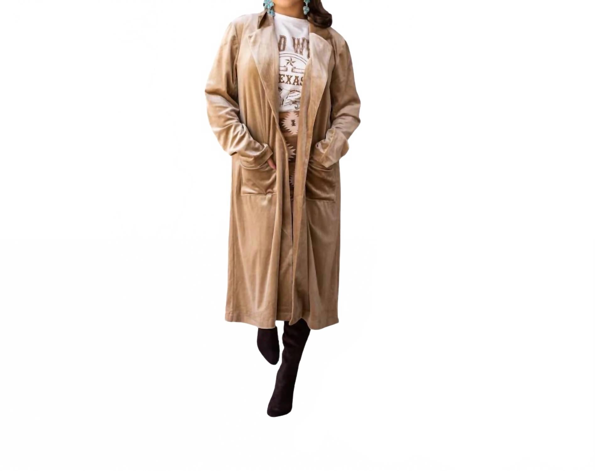 Твердый карамельный бархатный плащ в коричневом Southern Grace
Твердый карамельный бархатный плащ в коричневом Southern Grace