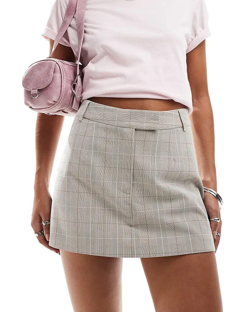 Микро-мини-юбка в клетку от Miss Selfridge, сшитая на заказ, — часть комплекта
Микро-мини-юбка в клетку от Miss Selfridge, сшитая на заказ, — часть комплекта