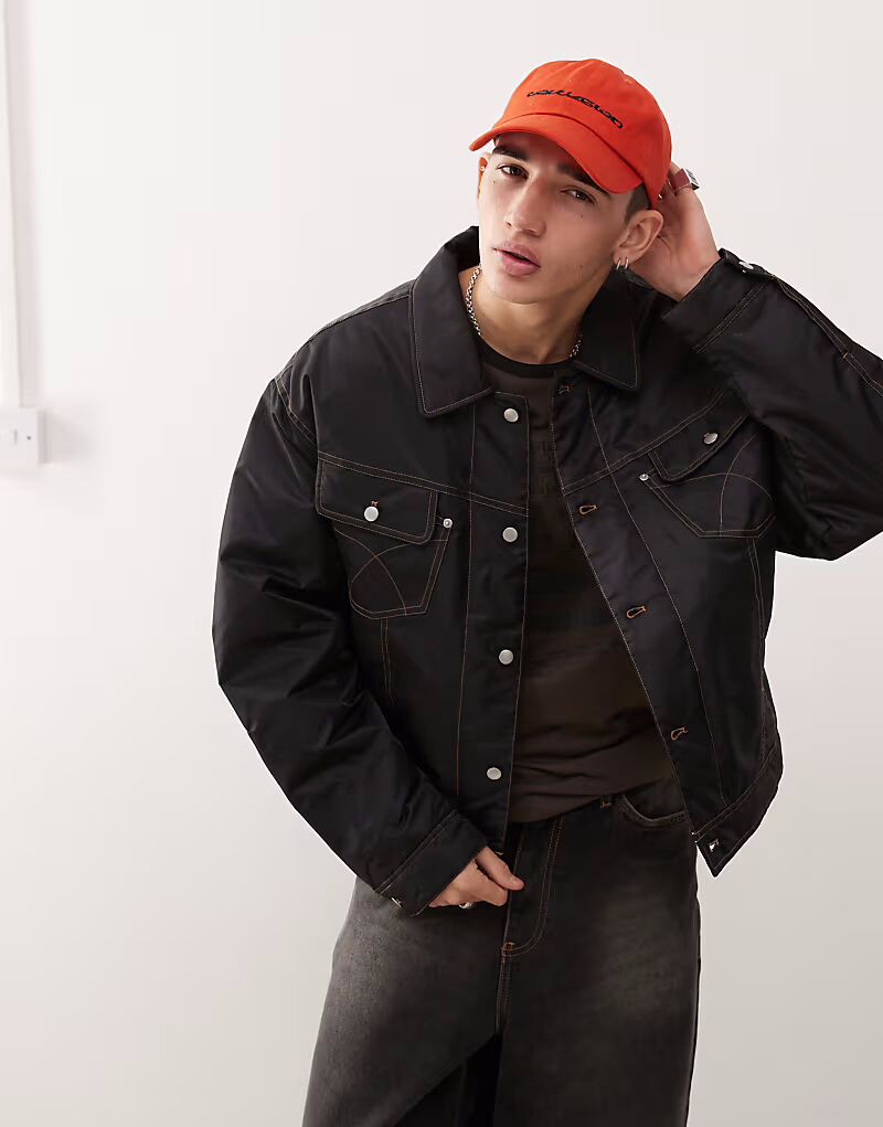 Куртка-бомбер COLLUSION с контрастной строчкой черного цвета
Куртка-бомбер COLLUSION с контрастной строчкой черного цвета