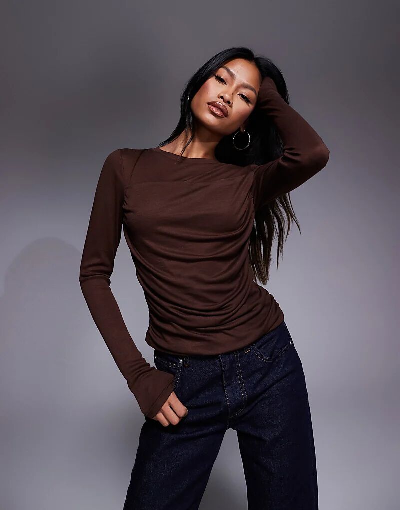 Лонгслив из мягкого трикотажного полотна с драпировкой и длинными рукавами шоколадного цвета от ASOS DESIGN
Лонгслив из мягкого трикотажного полотна с драпировкой и длинными рукавами шоколадного цвета от ASOS DESIGN