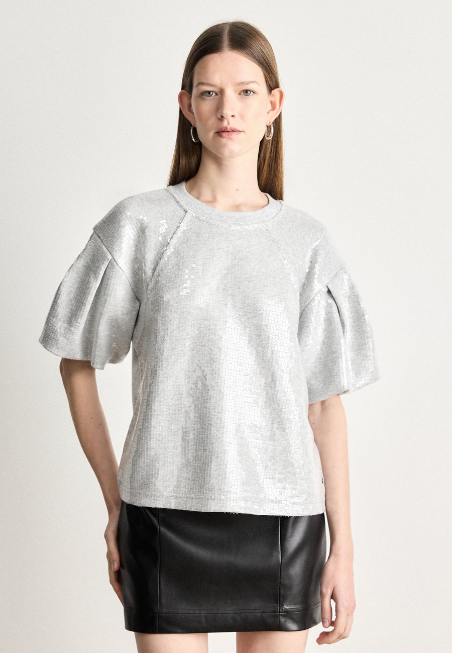 Футболка DKNY SEQUIN PUFF SLEEVES , Sky Grey Heather/Grey, Серый, Футболка DKNY SEQUIN PUFF SLEEVES , Sky Grey Heather/Grey
Футболка DKNY SEQUIN PUFF SLEEVES , Sky Grey Heather/Grey, Серый, Футболка DKNY SEQUIN PUFF SLEEVES , Sky Grey Heather/Grey