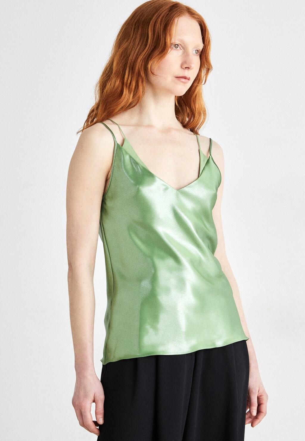 Топ BESATIE BOSS, зеленый металлик
Топ BESATIE BOSS, зеленый металлик