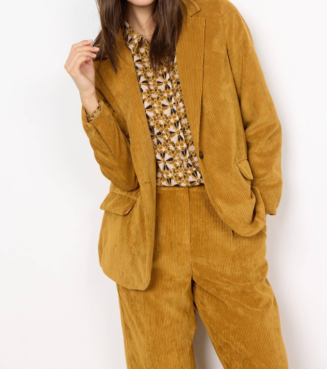 Блейзер вельвета бинди цвета кэмел Soya Concept, коричневый
Блейзер вельвета бинди цвета кэмел Soya Concept, коричневый