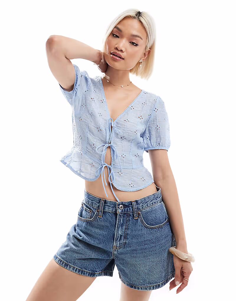 Укороченная блузка Stradivarius с завязками спереди и рукавами-фонариками светло-голубого цвета
Укороченная блузка Stradivarius с завязками спереди и рукавами-фонариками светло-голубого цвета