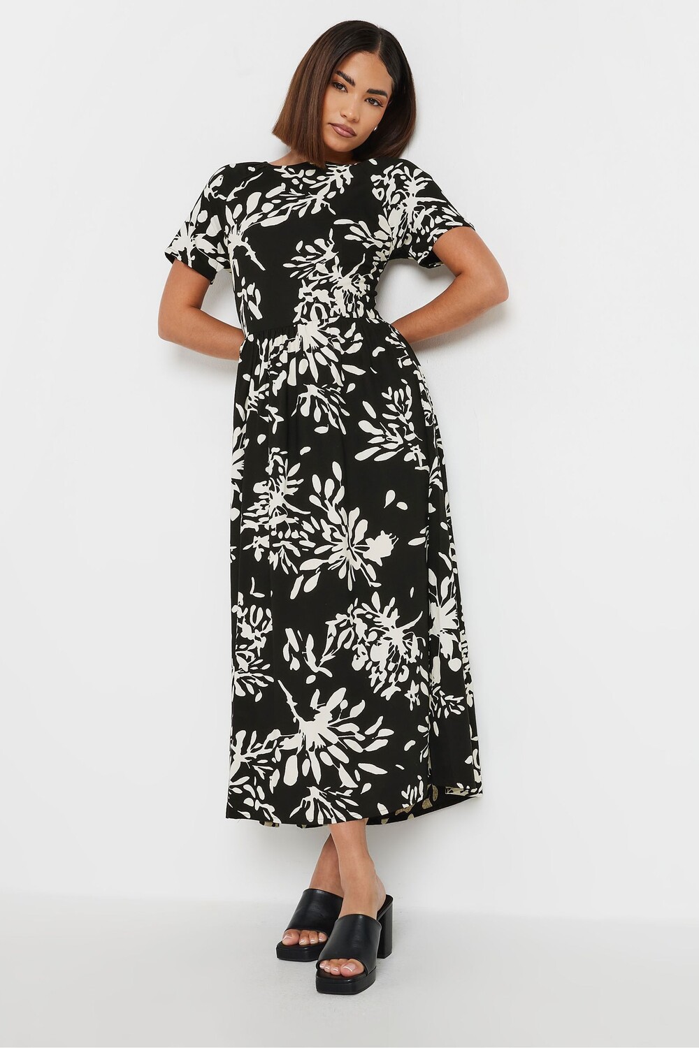 Платье миди с открытой спиной и бантом из монохрома Pixiegirl Petite, черный
Платье миди с открытой спиной и бантом из монохрома Pixiegirl Petite, черный