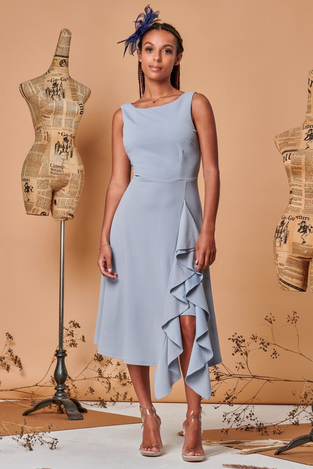 Синее платье миди с приталенным верхом расклешенным низом и рюшами Jolie Moi, синий
Синее платье миди с приталенным верхом расклешенным низом и рюшами Jolie Moi, синий