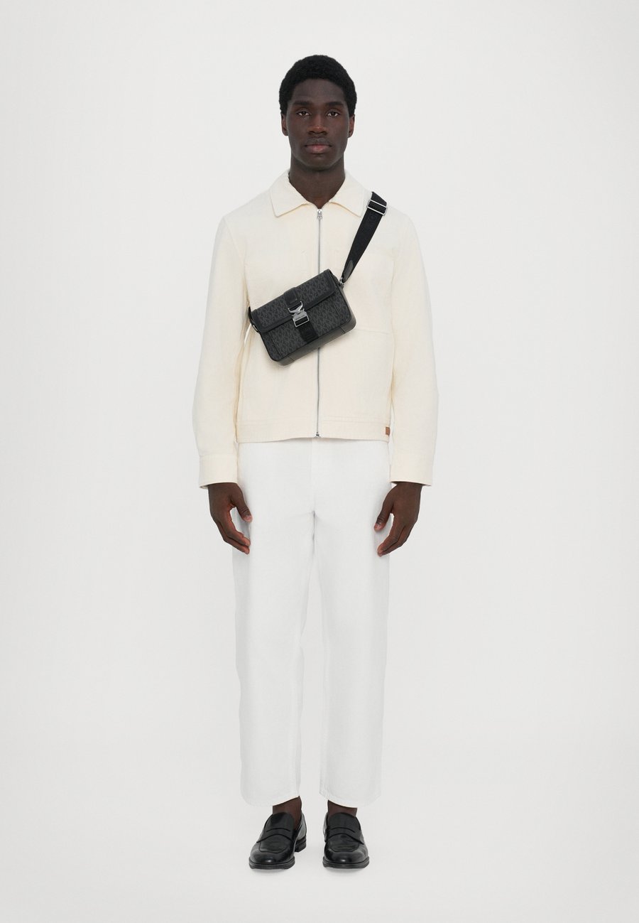 Сумка кросс-боди Michael Kors AVIATOR , Black
Сумка кросс-боди Michael Kors AVIATOR , Black